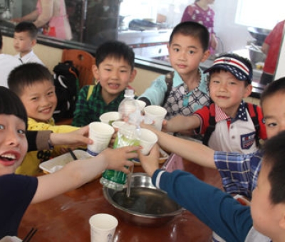 九江小學(xué)師生赴仙客來(lái)公司開(kāi)展校外研學(xué)旅行活動(dòng)