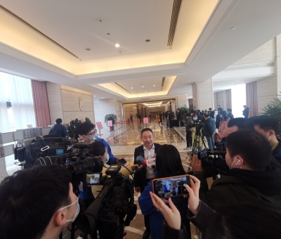 努力推進綠色有機農(nóng)產(chǎn)品、中醫(yī)藥、文化和旅游等產(chǎn)業(yè)重要基地建設 江西仙客來董事長潘新華參加省十三屆人大五次會議積極建言獻策